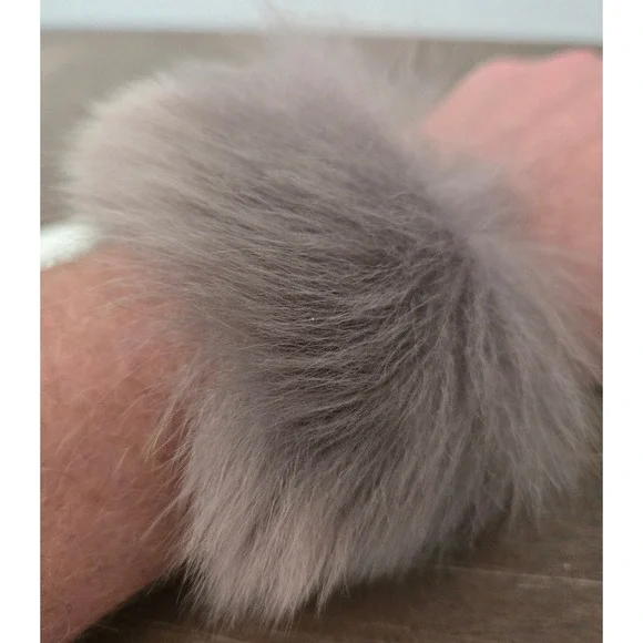 New UGG Faux Fur Bracelet Cuff Cozy Warm Winter Accessory Stormy Gray O/S - Picture 4 of 5